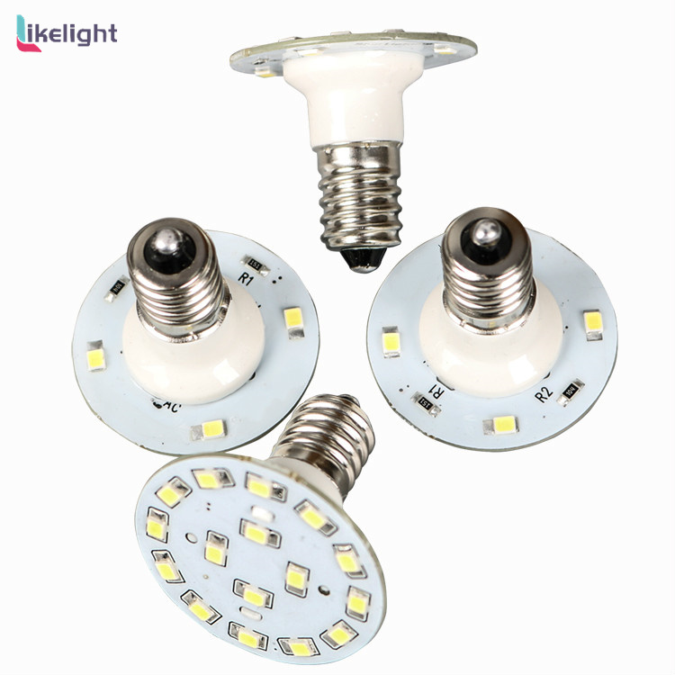 Vier Punktleuchten mit runder LED-Platine und Gewindesockel.
